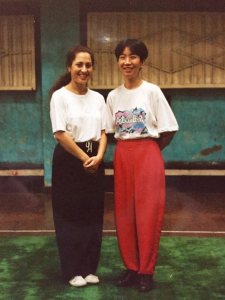 Cina 1996: la Maestra Carmela Filosa con la Maestra Chen Peiju, col suo inconfondibile sorriso! L'inizio del Taijiquan stile Chen Xiaojia italiano. (Citazione da un post della Maestra Filosa....)